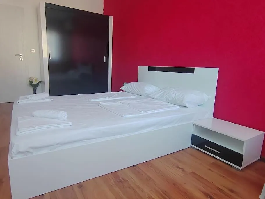 Red Room - Apartment In Varna - Beach And Forest