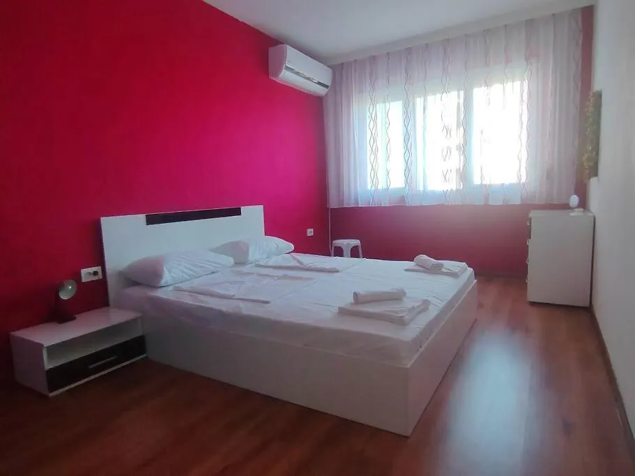 Red Room - Apartment In Varna - Beach And Forest
