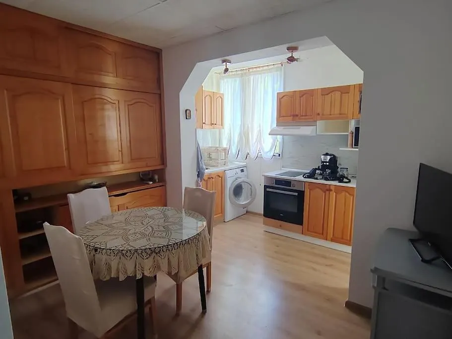 Red Room - Apartment In Varna - Beach And Forest